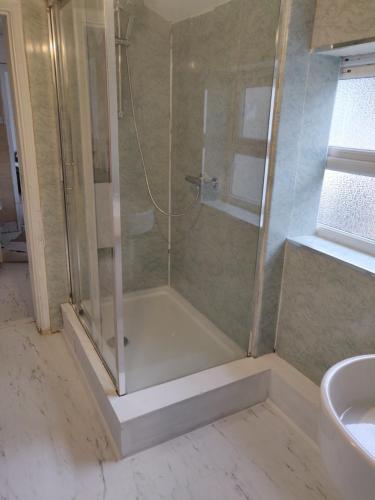 um chuveiro com uma porta de vidro na casa de banho em AR Homes em Middlesbrough