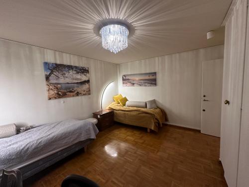 Postel nebo postele na pokoji v ubytování Stockholm Arlanda gratis parkering , Wifi, Fiber 1Gb, 2 enkelsängar, Långtidsboende rymligt o Garderober Room2