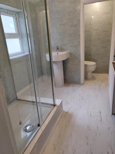 uma casa de banho com um chuveiro, um lavatório e um WC. em AR Homes em Middlesbrough