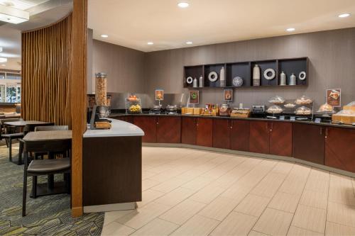 a restaurant with a counter and aasteryasteryasteryasteryasteryasteryasteryasteryastery at SpringHill Suites Portland Airport in Portland