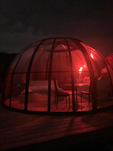 La bulle de Mont في Yvoir: خيمة مفروشة بطاولة وكراسي فيها