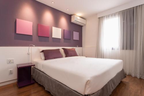 Postel nebo postele na pokoji v ubytování Paulista Suites by Charlie