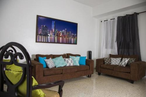 una sala de estar con 2 sofás y una pintura en la pared en LA VEGA, en Concepción de La Vega