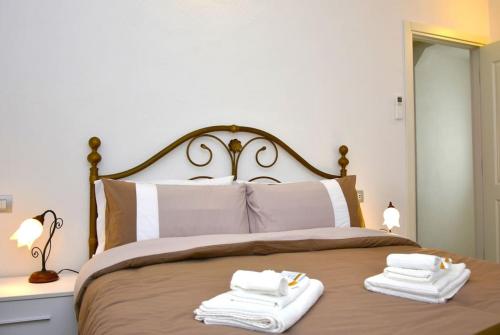 a bedroom with a bed with two towels on it at A Supressa du Capua in Sestri Levante