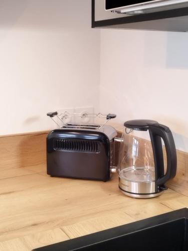 un grille-pain posé sur un comptoir de cuisine dans l'établissement Les reflets de Rivage avec garage privatif - 350m plage, à Concarneau