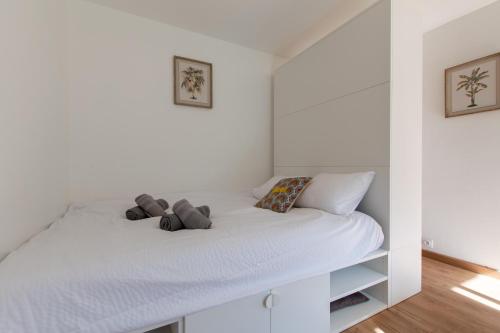 蒙佩利爾的住宿－Studio Clémentine Montpellier，一张白色的床,上面有两个枕头