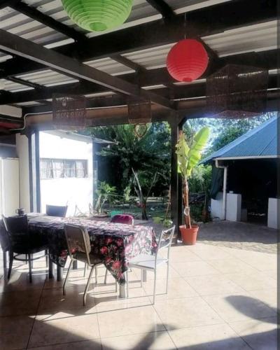einen Tisch und Stühle auf einer Terrasse mit Licht in der Unterkunft Amazing Grace KZN in Umzinto