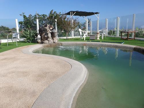 - une piscine avec un parasol dans un parc dans l'établissement Happy Paradise 2, à Telde