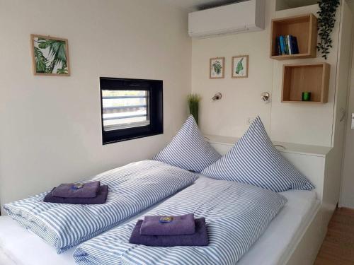 מיטה או מיטות בחדר ב-Hausboot Marama - LP10