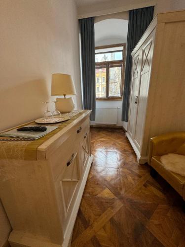 a room with a table with a lamp and a window at Pension & Restaurant Atmosféra in Loket