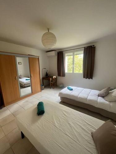 Ένα ή περισσότερα κρεβάτια σε δωμάτιο στο Maison de famille avec clim, piscine et parking