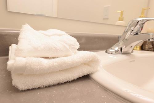 a white toothbrush sitting on top of a sink at Luxurious Condo Apartment 2BRs-1BAs-1Office with free parking in Brampton