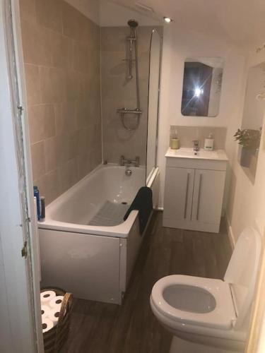 #02 Just the Splott Sleeps 6- 8mins to Stadium - " Perfect for Contractors and Families - Free Parking" photo 10