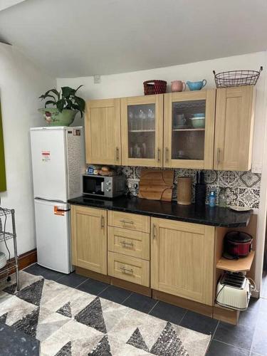 #02 Just the Splott Sleeps 6- 8mins to Stadium - " Perfect for Contractors and Families - Free Parking" photo 17