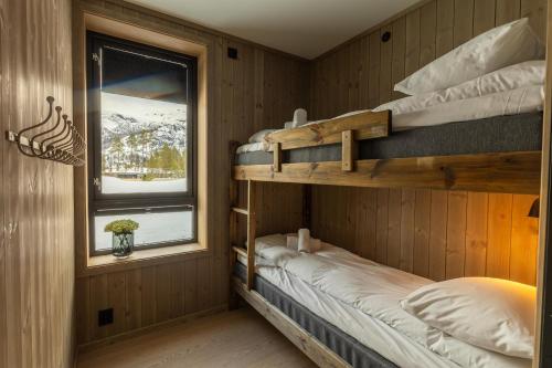 due letti a castello in una stanza con finestra di Koselig leilighet i Hemsedal, rett ved Fyri Resort - Ski inn - Ski out a Hemsedal