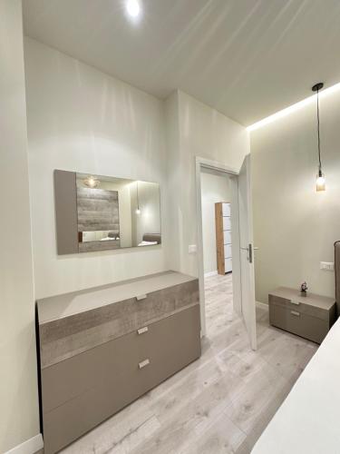 La salle de bains est pourvue d'un lavabo et d'un miroir mural. dans l'établissement classy apartment Loui 2 Durres, à Durrës