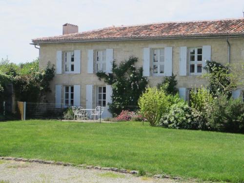 Zahrada ubytování Luxury 18th C renovated stone house with heated swimming pool in countryside