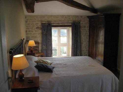 Katil atau katil-katil dalam bilik di Luxury 18th C renovated stone house with heated swimming pool in countryside