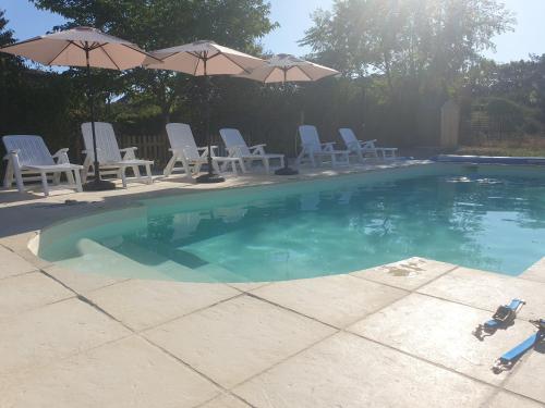 Bazén v ubytování Luxury 18th C renovated stone house with heated swimming pool in countryside nebo v jeho okolí