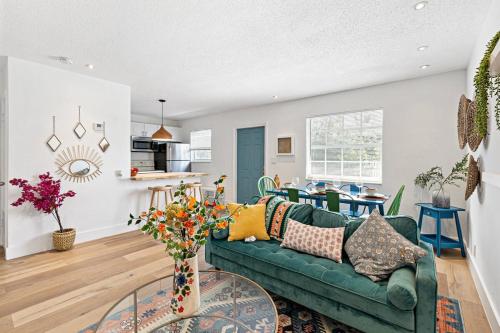 Χώρος καθιστικού στο Stylish 2 BR condo - close to Riverwalk