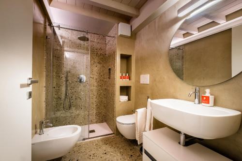 ein Bad mit einem Waschbecken, einer Dusche und einem WC in der Unterkunft PAO Apartment - Veronetta 1 in Verona