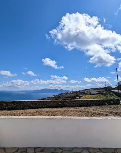 una vista del océano desde el techo de un edificio en Under The Palm Tree Studios en Ano Meria