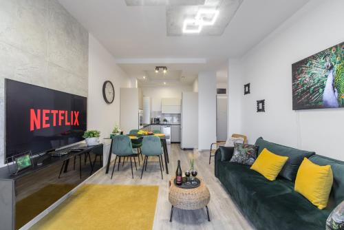 Et opholdsområde på Lumina apartments with parking near Atlas Arena