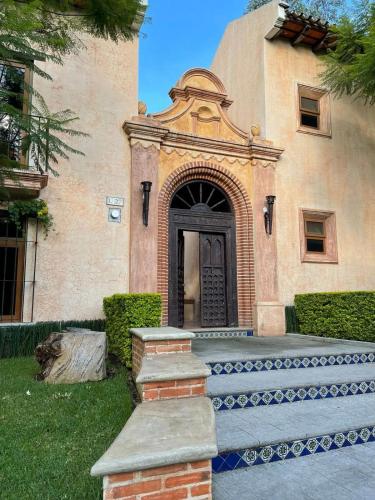 einen Eingang zu einem Gebäude mit einer schwarzen Tür in der Unterkunft Casa Santuario in Antigua Guatemala