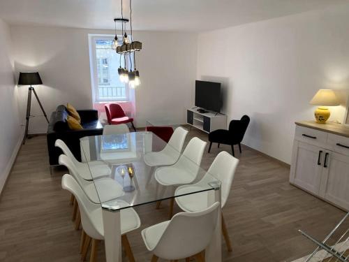 comedor y sala de estar con mesa y sillas en Maison de ville des Bernardines, en Orgelet