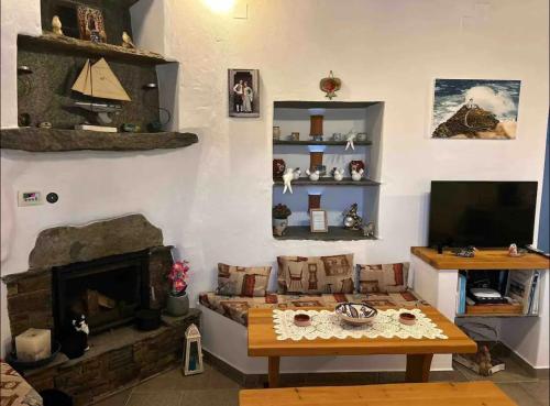 TV a/nebo společenská místnost v ubytování Diavrouxas House in Sifnos