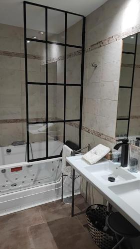 Een badkamer bij Hostería del Mudéjar Ávila