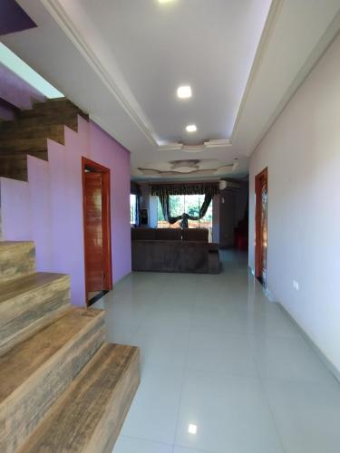 een woonkamer met een trap en paarse muren bij Ñande renda in Ciudad del Este