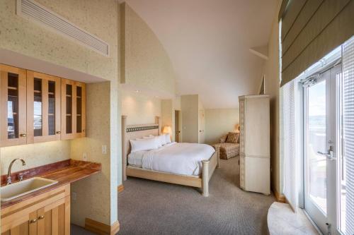 een slaapkamer met een bed en een wastafel in een kamer bij Cincinnati Marriott at RiverCenter in Covington
