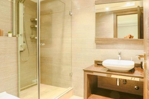 a bathroom with a sink and a shower at Résidence Massira Square Place in Casablanca