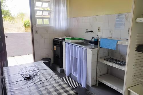 Kuchyň nebo kuchyňský kout v ubytování Chalés Caraguá Massaguaçu