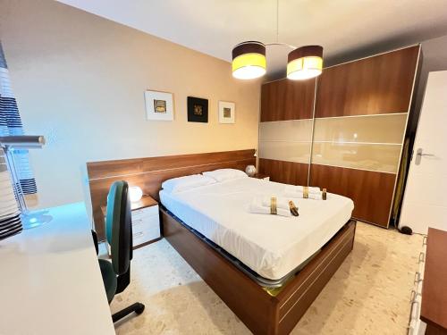um quarto com uma cama grande e um espelho em PUSHE Torrenueva Beach & Tradition em Torrenueva