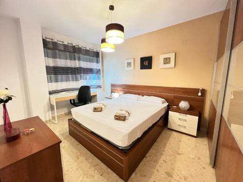 um quarto com uma cama, uma secretária e uma janela em PUSHE Torrenueva Beach & Tradition em Torrenueva