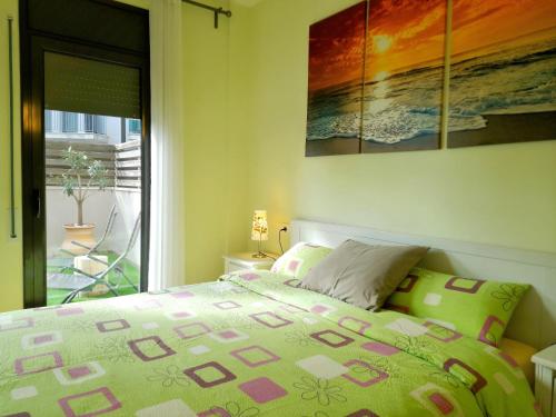 1 dormitorio con cama y ventana grande en Apartamento Lliris Sol en L'Estartit