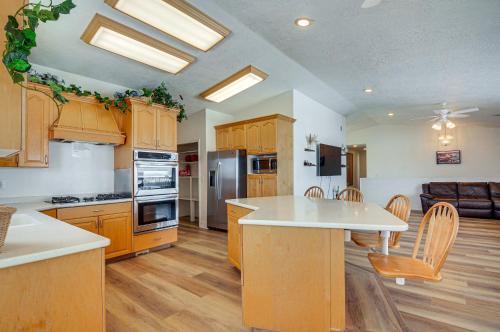 Una cocina o zona de cocina en Scenic Large-Group Retreat, 1 Mi to Bryce Canyon!