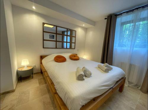 um quarto com uma cama com toalhas em Les Hôtes Saint Quenin - Chambre 1 - Piscine em Vaison-la-Romaine