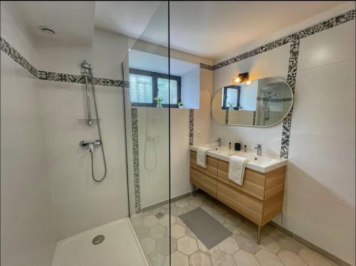 uma casa de banho com um chuveiro, um lavatório e um espelho. em Les Hôtes Saint Quenin - Chambre 1 - Piscine em Vaison-la-Romaine