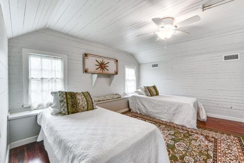 Llit o llits en una habitació de Historical 1835 Home in Grand Coteau!