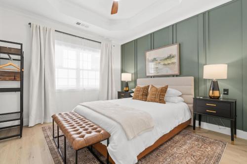 1 dormitorio con 1 cama grande y paredes verdes en 27 on Park Boutique Hotel & Venue, en Dahlonega