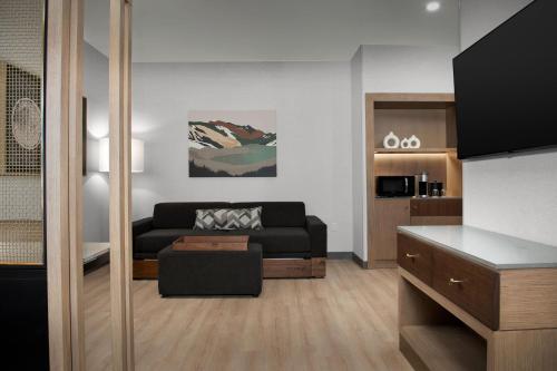 Una televisión o centro de entretenimiento en SpringHill Suites by Marriott Sandpoint