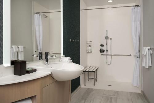 Un baño de SpringHill Suites by Marriott Sandpoint