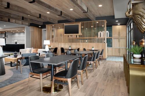 Zona de estar de SpringHill Suites by Marriott Sandpoint