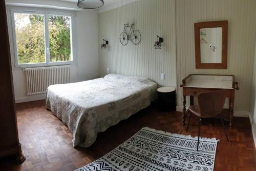 une chambre avec un lit et un bureau dans l'établissement Maison familiale proche plages, centre-ville, à Concarneau