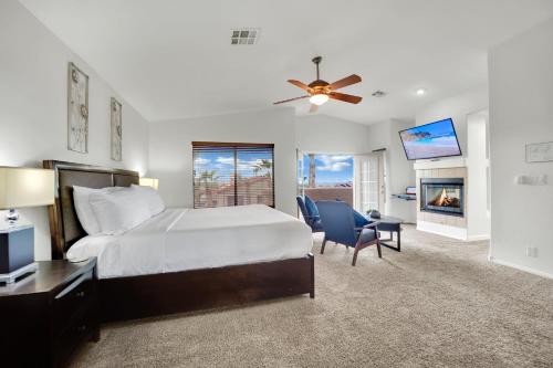 une chambre avec un lit et une télévision à écran plat dans l'établissement Heritage Haven Villa, à Las Vegas