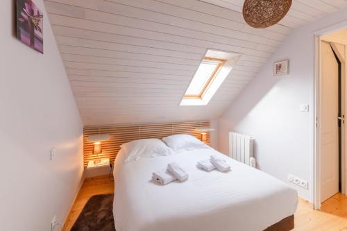 una camera da letto con letto bianco in mansarda di LA GRANGE - Plouarzel a Plouarzel