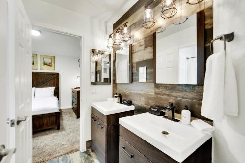 une salle de bain avec deux lavabos et un lit dans l'établissement Heritage Haven Villa, à Las Vegas